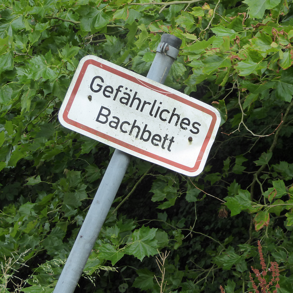 Warnschild - Gefährliches Bachbett